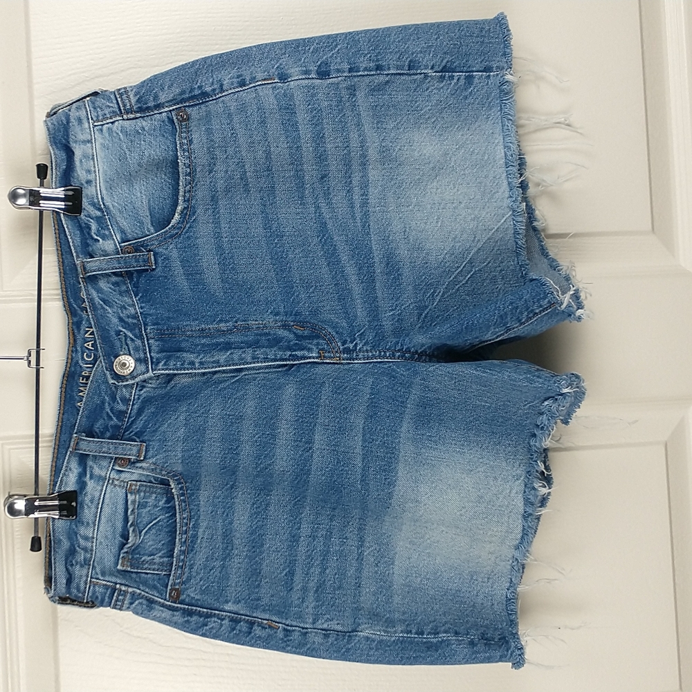 American Eagle high rise mom jean shorts raw hem medium wash womens 10